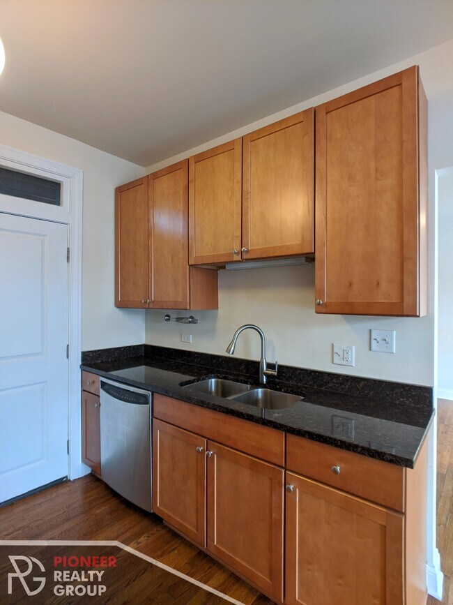 Foto del edificio - 736 W Addison St