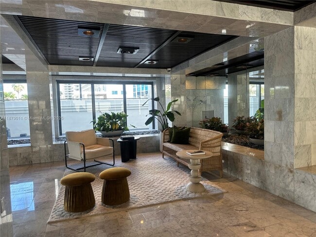 Foto del edificio - 5415 Collins Ave