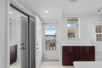 Building Photo - 2999 Point E Dr