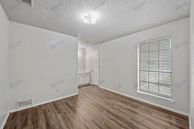 Building Photo - 409 Rockcrest Dr