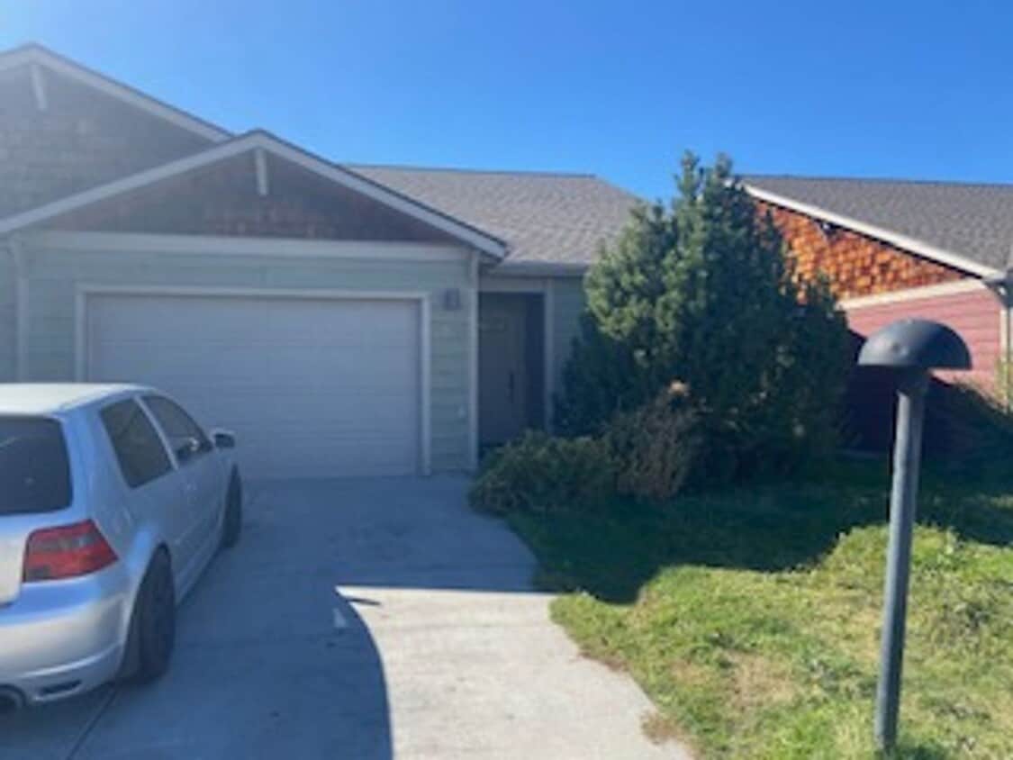 Primary Photo - 3 Bedroom 2 Bathroom Duplex