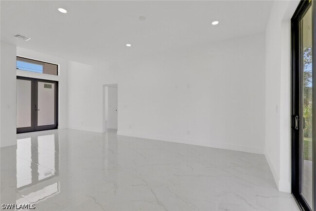 Foto del edificio - 3315 Sunshine Blvd N
