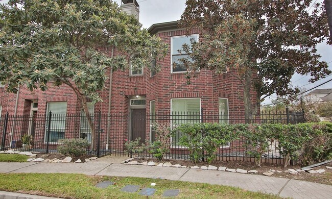 Foto del edificio - MOVE IN READY!! 2 BEDROOM, 2.5 BATH TOWNHO...