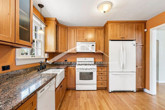 Foto del edificio - Beautiful Home With Central A/C and Enclos...