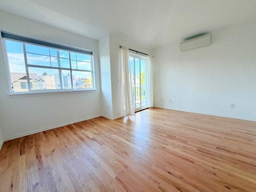 Building Photo - Lovely Ballard Townhome - Exceptional Location!