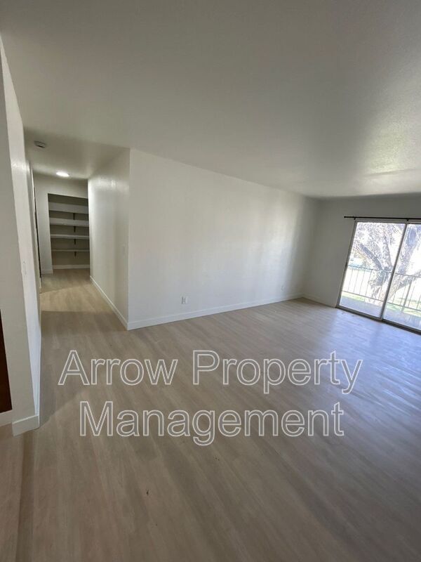 Primary Photo - 215 E Arbor Ave