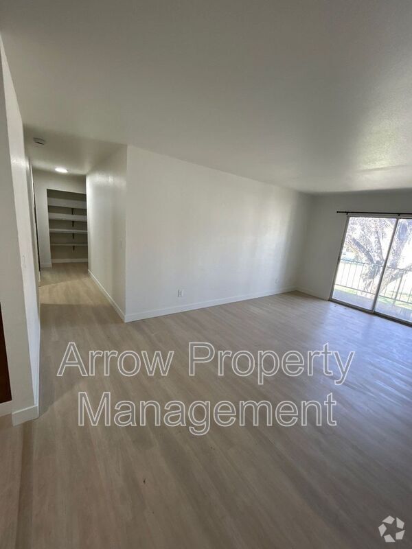Building Photo - 215 E Arbor Ave