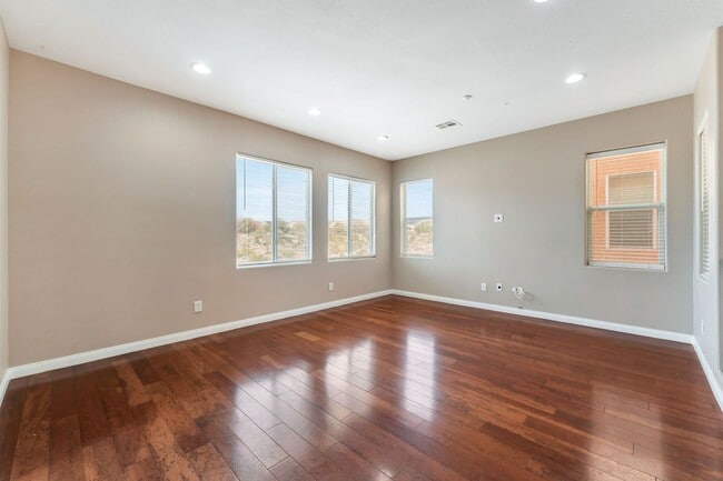 Foto del edificio - Flexible Three-Story Gated Home with Mountain Views & Modern Kitchen!