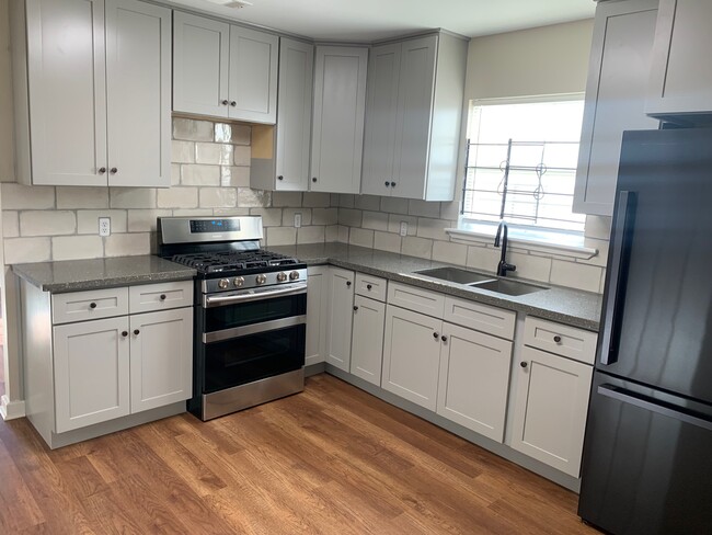 Kitchen : View coming from Rear of Property - 3522 Hollygrove St
