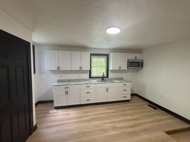 Building Photo - Beautiful 3 Bedroom, 2 Bathroom Home with Private Drive and Large Yard!