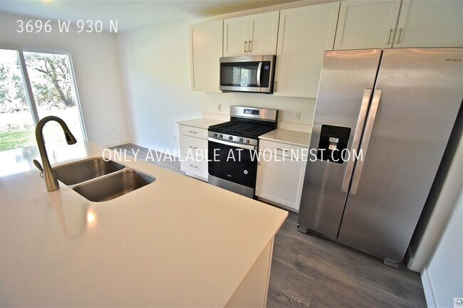 Building Photo - Beautiful 3 Bedroom Lehi Townhome! No Depo...