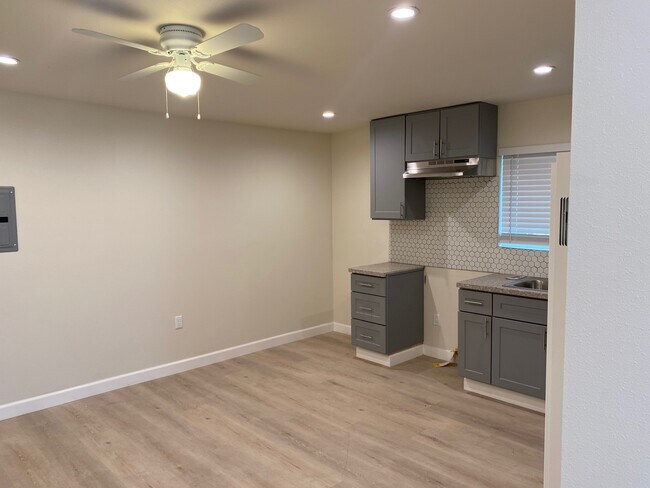 Photo - 929 W 77th St Apartments