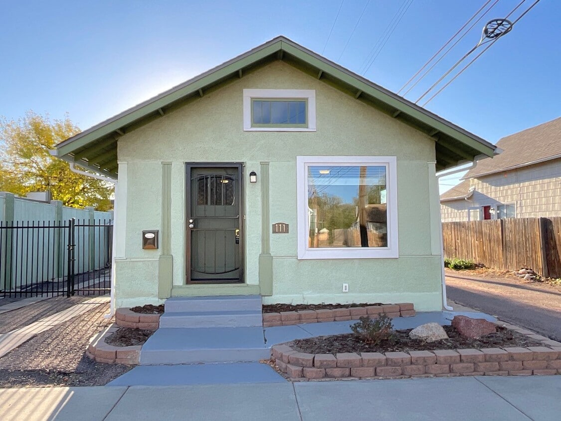 Foto principal - 1 Bedroom Home Available Near Colorado Ave...