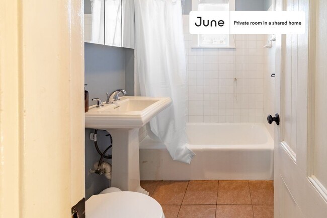 Foto del edificio - Room in Shared 4 bed/1 bath home in Roxbury