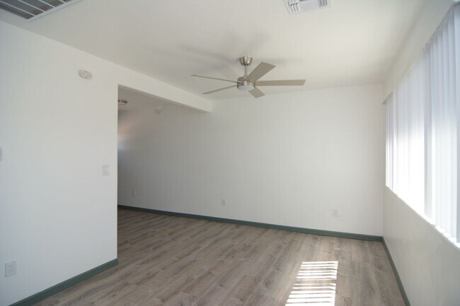 Foto del edificio - Remodeled 2 Bedroom 1 Bath Duplex! Great Central Tucson Location! 1/2 Month's Rent Free!