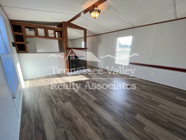 Building Photo - Well kept 3 bedroom/ 2 bathroom home just ...