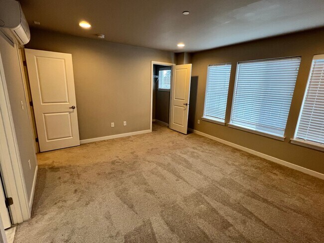Foto del edificio - Rainier View Court Townhomes - Contemporar...