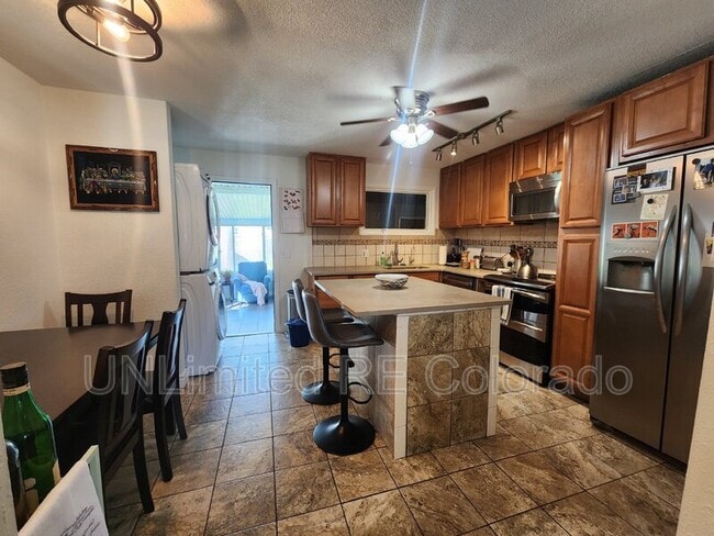 Foto del edificio - 945 N Paris St