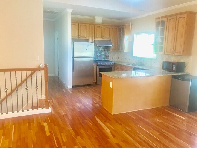 Building Photo - Great West Bellevue House for Rent