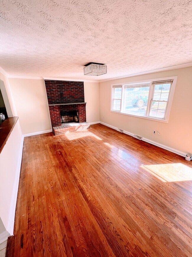 Building Photo - Charming 3 bedroom house