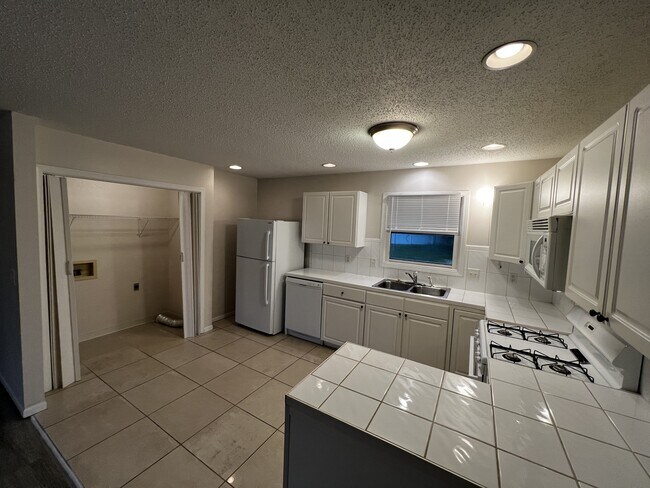 Building Photo - 515 Valley View Dr