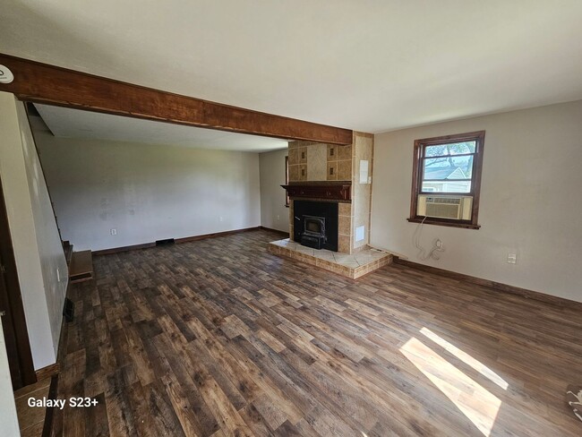 Building Photo - 4 Bedroom 1 Bath House For Rent