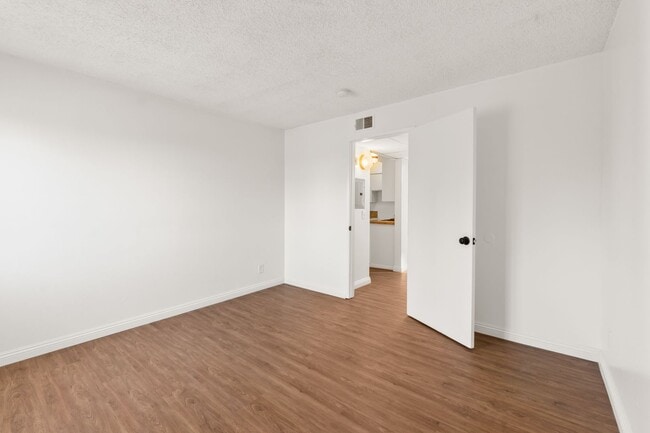 Building Photo - Updated 1BD/1BA Apartment in well maintain...