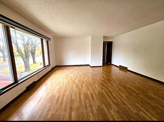 Building Photo - NW, Rochester, House for rent with hardwoo...