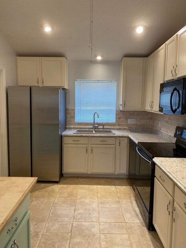 Building Photo - LOVELY AND SPACIOUS HOME IN THE ABBEY WOOD...