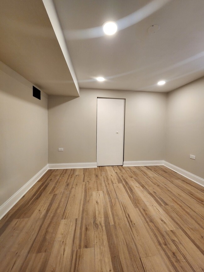 Building Photo - 10104 S Prairie Ave