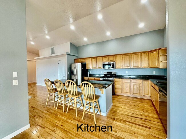 Building Photo - 5 Bdrm, 3 bath Exectutive Home with Breath...