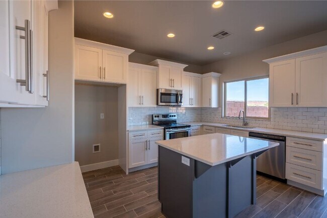 Foto del edificio - Amazing views! Like New 3 bedroom, 2.5 bath townhome, 2 car garage