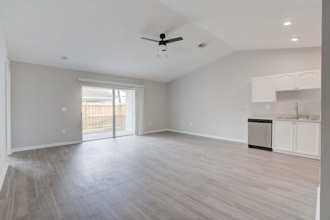 Building Photo - 9244 Roan Ln