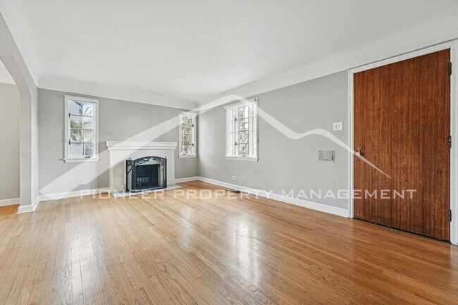 Building Photo - Charming Home with Washer/Dryer and Centra...