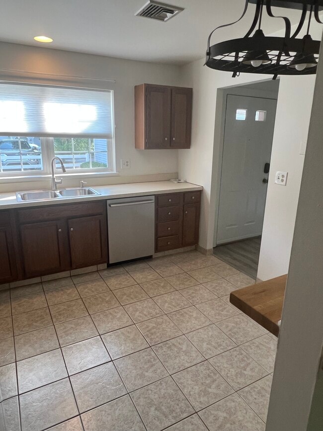 Building Photo - 709 Cambridge Ct
