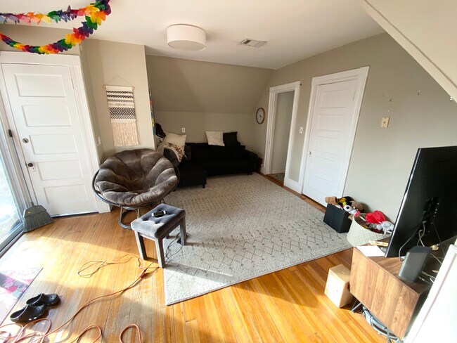 Building Photo - 8 Aberdeen Rd