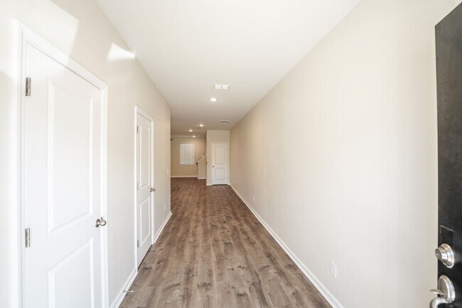 Foto del edificio - Available Now!