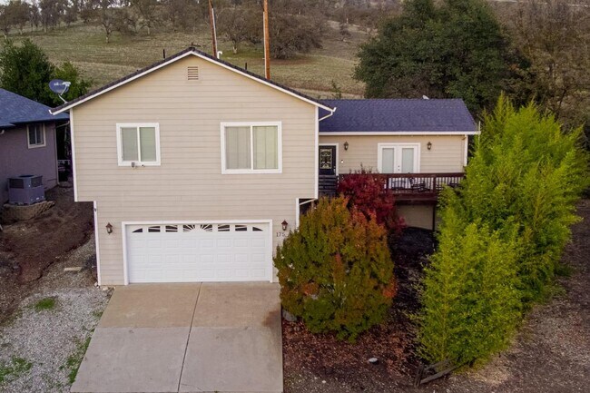 Foto del edificio - Home located in a gated Lakefront community with 3 swim areas & a boat dock