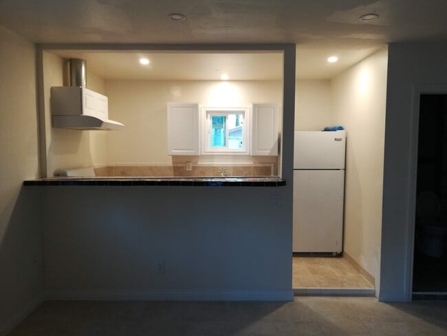 Building Photo - 424 E Cypress Ave