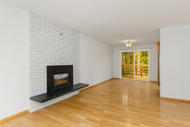Building Photo - Spacious Home in High Woodlands, Kirkland