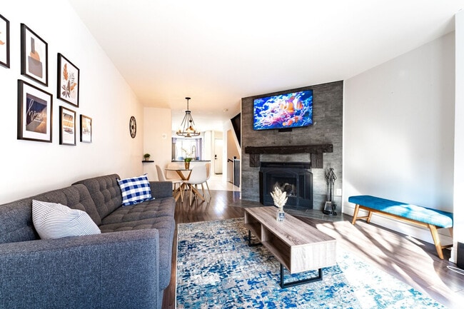 Building Photo - 895 Maple Ave