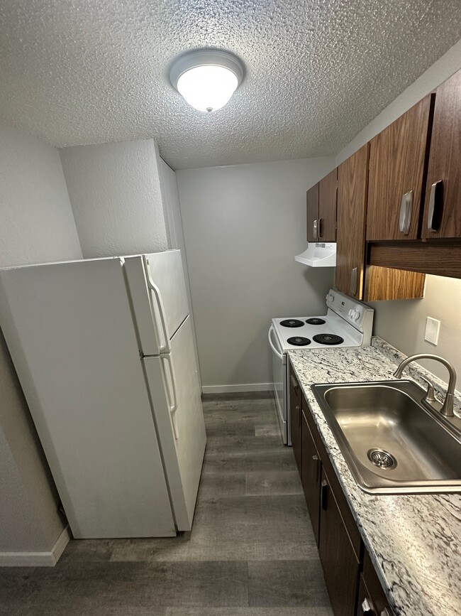 Kitchen - Riverside Apartments and Townhomes