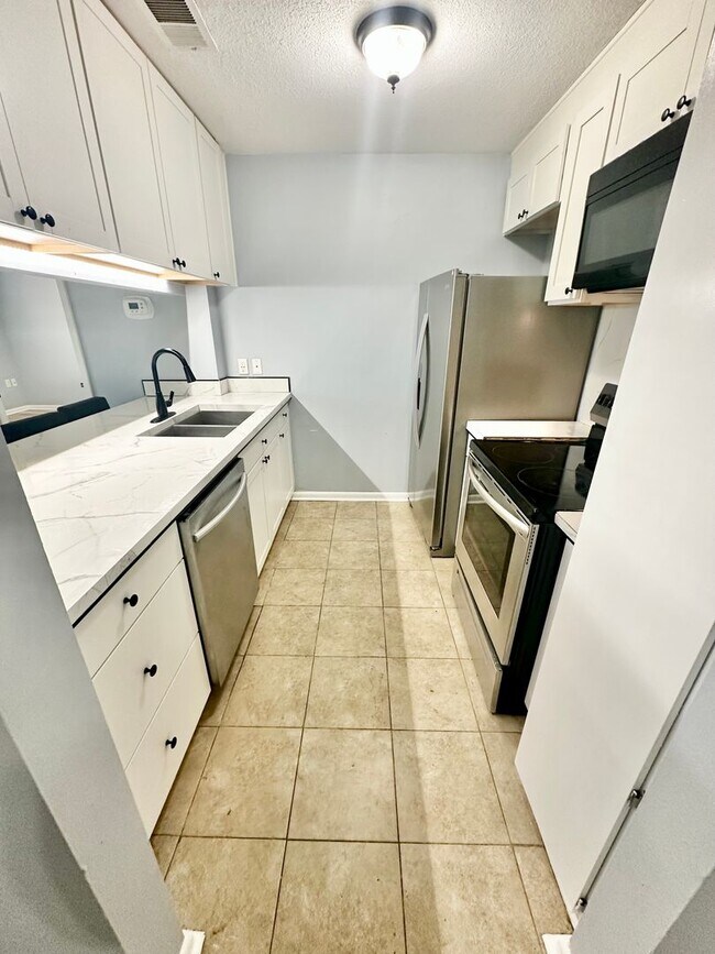 Building Photo - 2 bedroom 2 bathroom condo for rent w/ com...