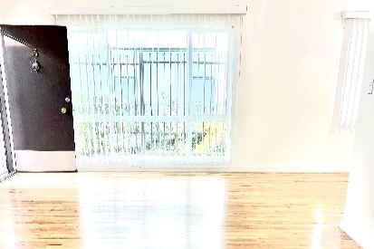 Los ventanales inundan la sala de estar de luz - 1234 S Westgate Ave Apartments