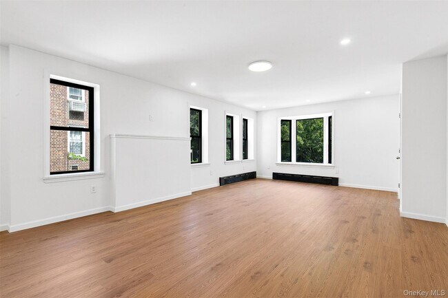 Foto del edificio - 100-05 69th Ave