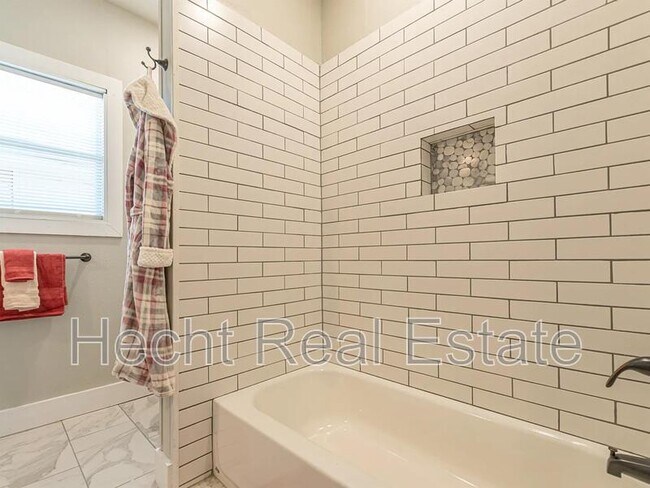 Foto del edificio - 1323 Burnet St