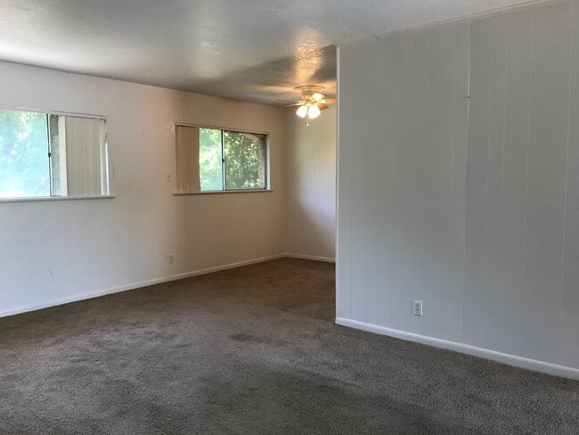 Foto del edificio - Southside 2 bedroom in quiet neighborhood with covered parking