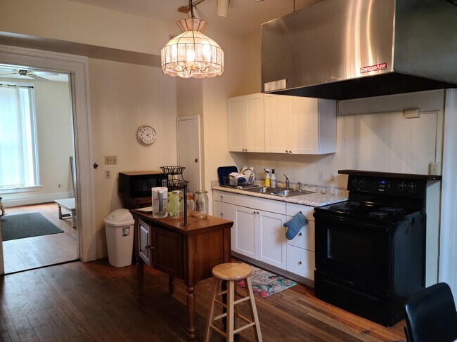 Kitchen view 2 - 25 N New St