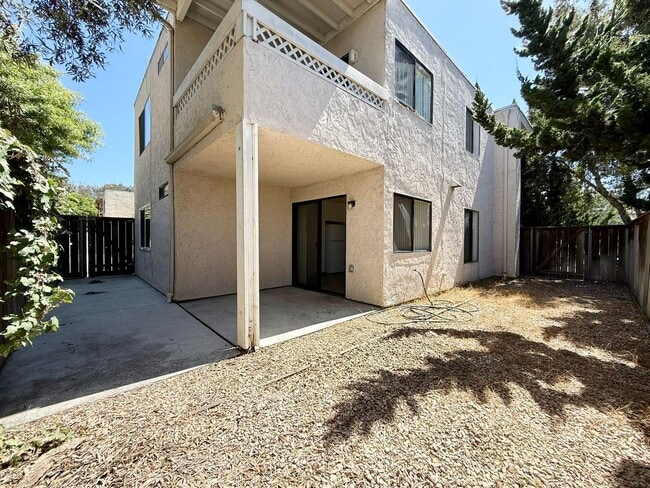 Building Photo - Large Lower Unit w/ Fenced Backyard!