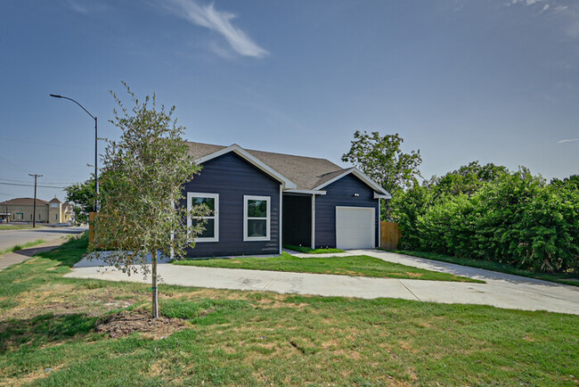 Building Photo - NO ADMIN FEE- SAVINGS OF $300.00!